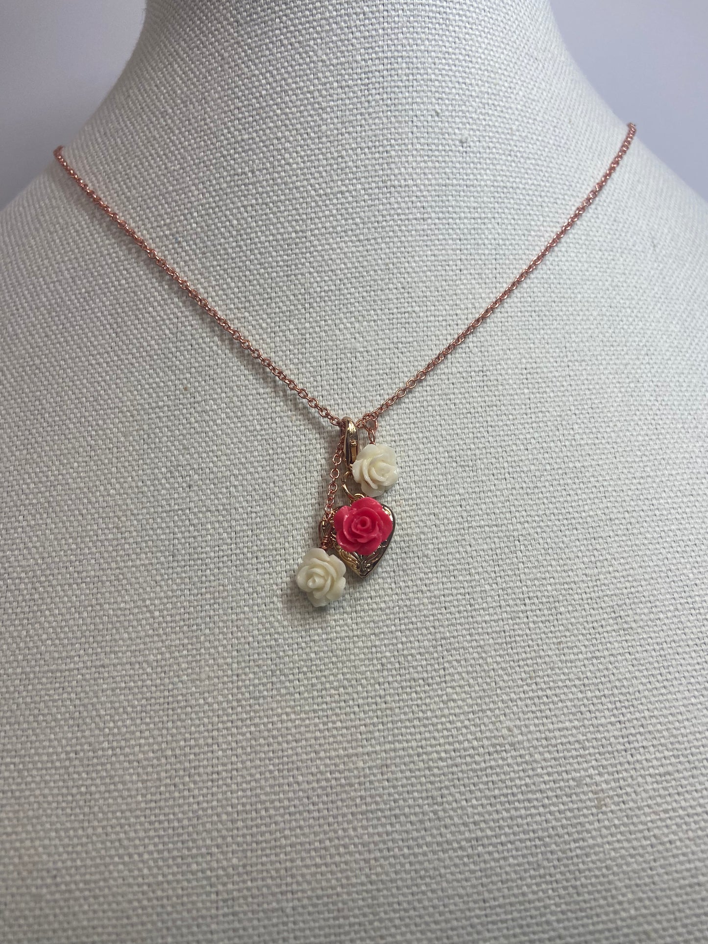 Necklace white and red rose locket